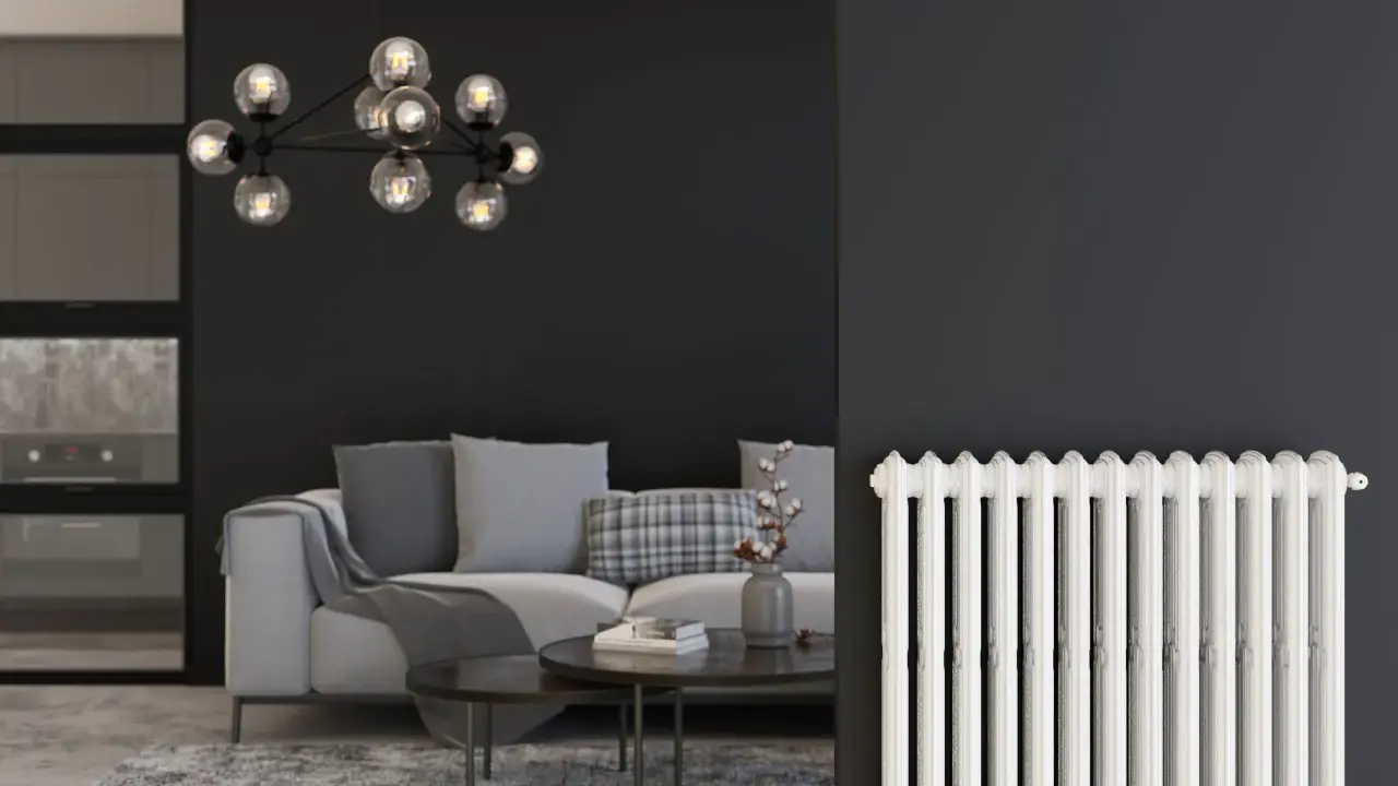 Un salon moderne avec un canapé gris, une table basse et un lustre design. À droite, un radiateur blanc classique, rappelant les anciens panneaux rayonnants.