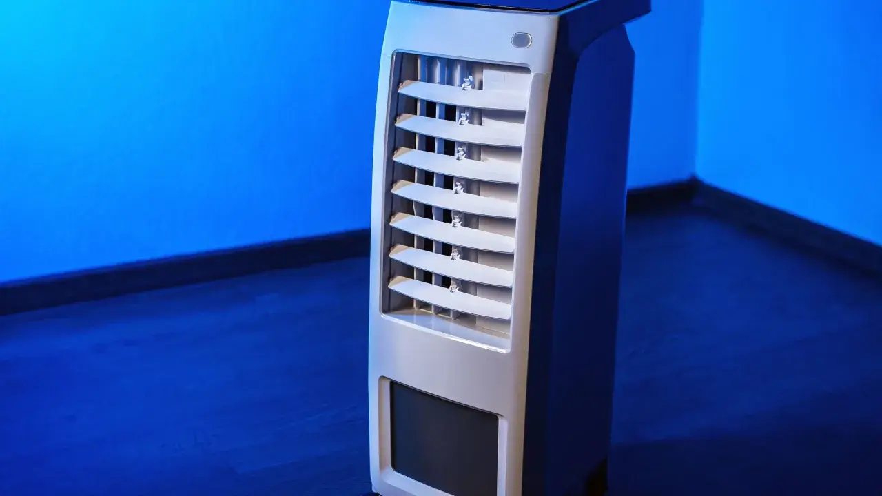 Climatiseur Whirlpool PACW29COL blanc, avec ses lamelles orientables, prêt à rafraîchir votre pièce.