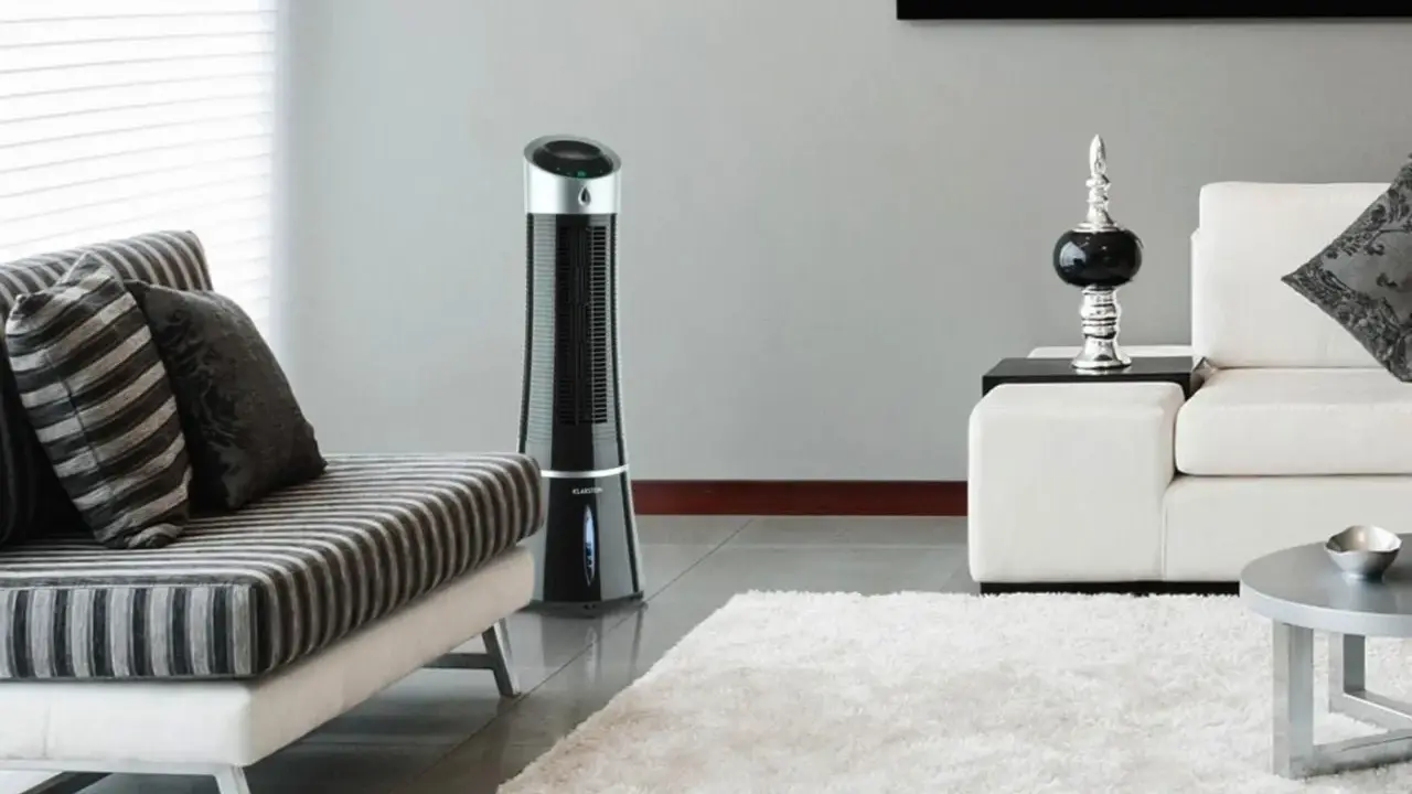 Ventilateur tour noir, solution pour la consommation clim mobile. Un salon moderne avec canapé et tapis blanc.