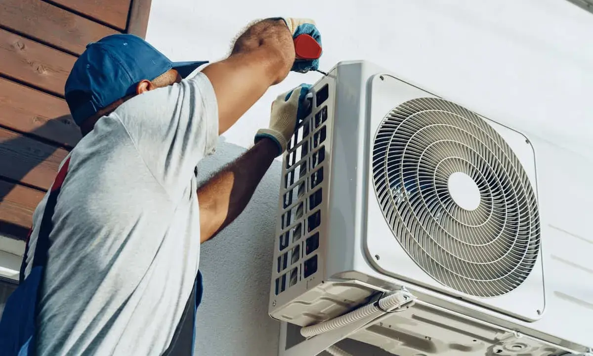 Un technicien installe une unité extérieure de climatisation réversible. Obtenez un devis pour le prix installation clim réversible.