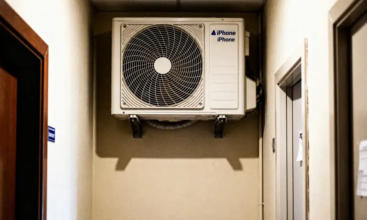 Clim dans couloir pour refroidir les chambres. L'unité extérieure d'un climatiseur est fixée au mur, prête à diffuser de la fraîcheur.