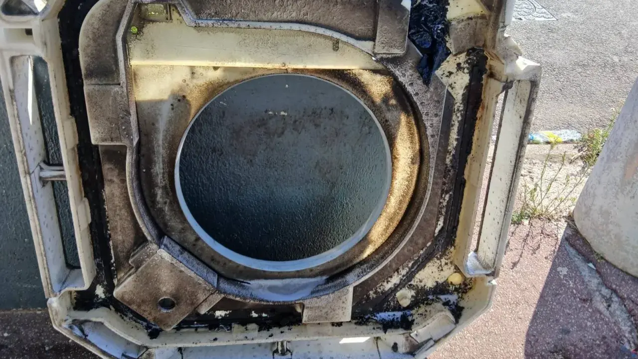 Bac à condensats d'une clim Mitsubishi très encrassé, prêt pour un nettoyage en profondeur.