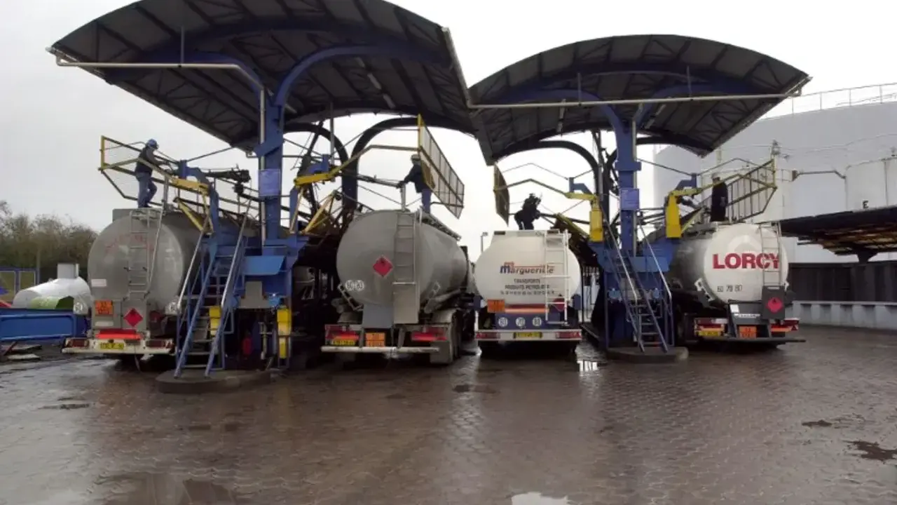 Camions citernes en cours de chargement sous des auvents. Le chauffage fioul prix est une préoccupation majeure pour les ménages.