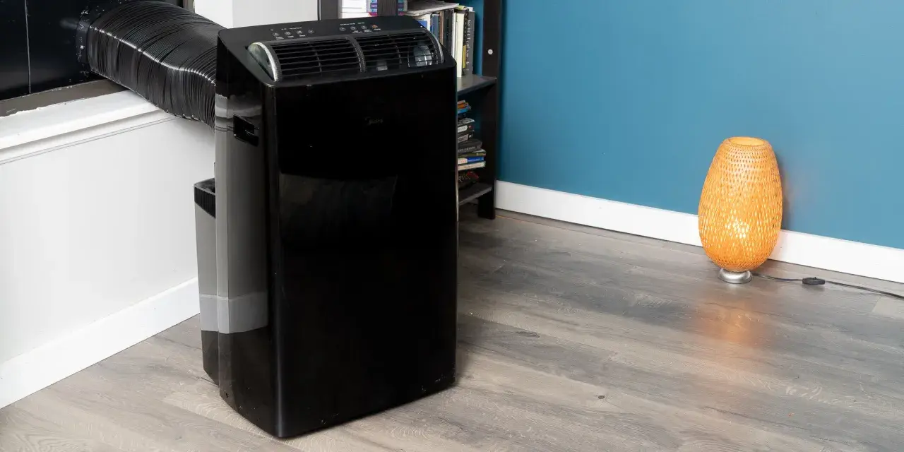 Climatiseur mobile noir avec tuyau d'évacuation. Le modèle aerian aac2300 est prêt à rafraîchir votre pièce.