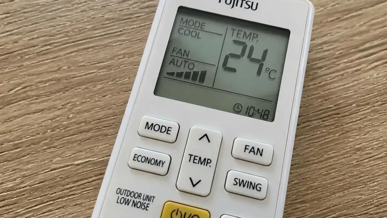 Télécommande Fujitsu pour le réglage clim. La température est affichée à 24°C.