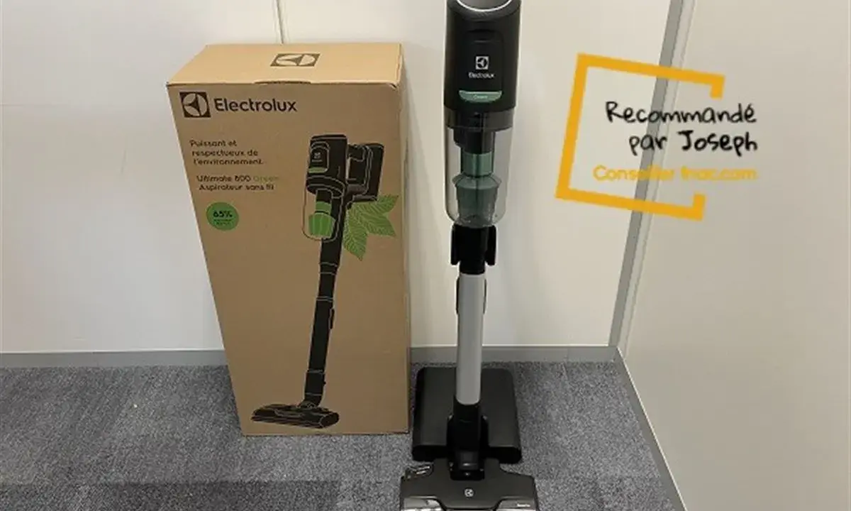 Aspirateur balai Electrolux exp34u338cw et sa boîte. Recommandé par Joseph.