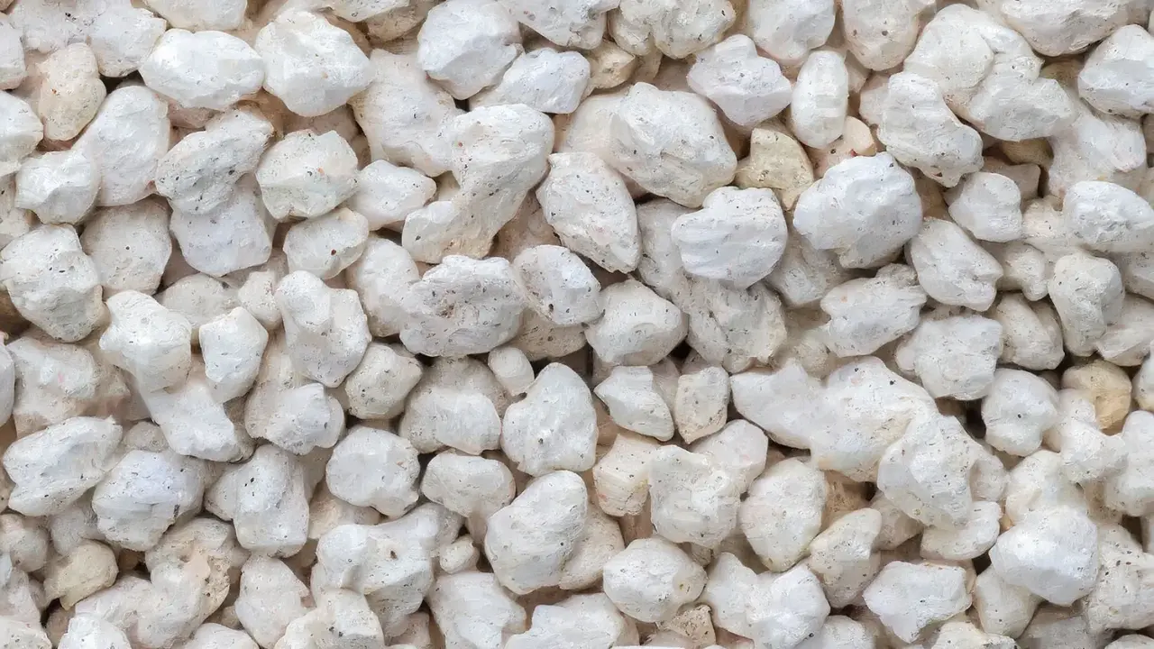 Gros plan sur des granulés blancs et irréguliers, parfaits pour la perlite isolation.