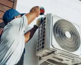 Un technicien installe une unité extérieure de climatisation réversible. Obtenez un devis pour le prix installation clim réversible.