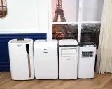 Quatre climatiseurs mobiles blancs alignés. Idéal pour un appartement de 70m2, ils promettent un confort frais.