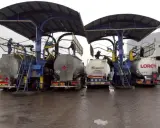 Camions citernes en cours de chargement sous des auvents. Le chauffage fioul prix est une préoccupation majeure pour les ménages.