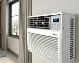 Clim discret blanc installé dans une pièce lumineuse, près d'une fenêtre avec des rideaux beiges.