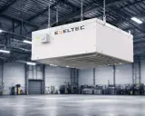 Un déstratificateur d'air EXELTEC, suspendu dans un entrepôt, assure une circulation d'air homogène pour un confort optimal.