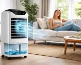 Climatiseur mobile sans évacuation diffusant une brise fraîche. Une femme détendue sur un canapé, profitant du confort.