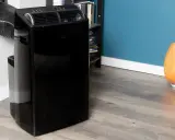 Climatiseur mobile noir avec tuyau d'évacuation. Le modèle aerian aac2300 est prêt à rafraîchir votre pièce.