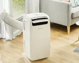Climatiseur mobile Rowenta, la meilleur marque climatiseur mobile pour un confort optimal. Un appareil blanc avec un tuyau d'évacuation vers la fenêtre.