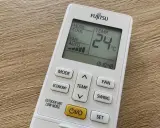Télécommande Fujitsu pour le réglage clim. La température est affichée à 24°C.