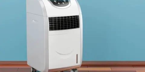Climatiseur mobile 15000 BTU blanc sur roulettes, avec écran LED bleu affichant la température. Idéal pour rafraîchir votre intérieur.