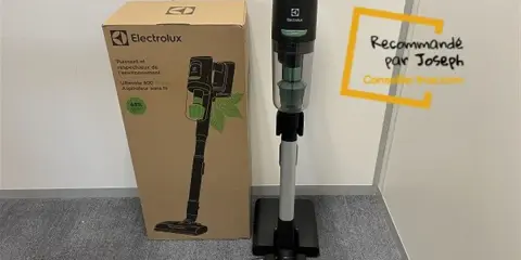 Aspirateur balai Electrolux exp34u338cw et sa boîte. Recommandé par Joseph.