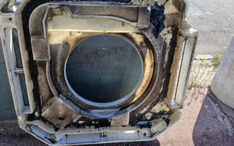 Bac à condensats d'une clim Mitsubishi très encrassé, prêt pour un nettoyage en profondeur.