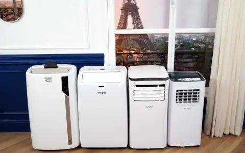 Quatre climatiseurs mobiles blancs alignés. Idéal pour un appartement de 70m2, ils promettent un confort frais.