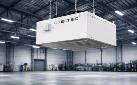 Un déstratificateur d'air EXELTEC, suspendu dans un entrepôt, assure une circulation d'air homogène pour un confort optimal.
