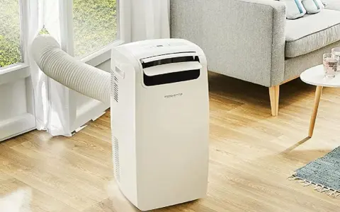 Climatiseur mobile Rowenta, la meilleur marque climatiseur mobile pour un confort optimal. Un appareil blanc avec un tuyau d'évacuation vers la fenêtre.