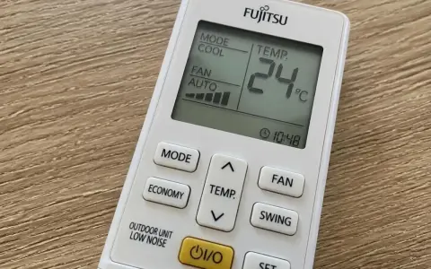 Télécommande Fujitsu pour le réglage clim. La température est affichée à 24°C.