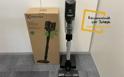 Aspirateur balai Electrolux exp34u338cw et sa boîte. Recommandé par Joseph.