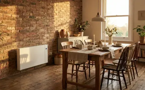 Chauffage moderne en pierre stéatite sur un mur de briques, réchauffant une salle à manger rustique avec une table en bois dressée.