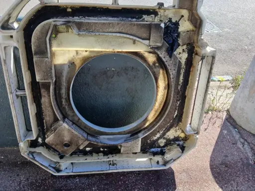 Bac à condensats d'une clim Mitsubishi très encrassé, prêt pour un nettoyage en profondeur.