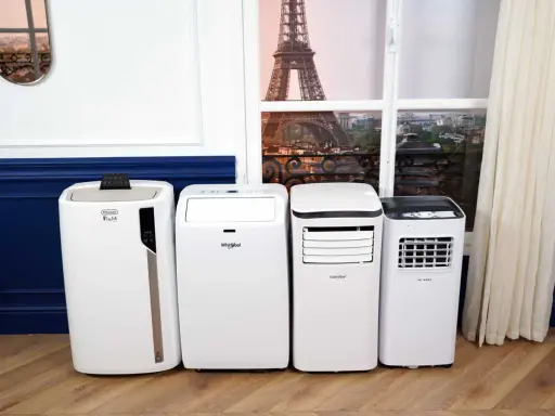 Quatre climatiseurs mobiles blancs alignés. Idéal pour un appartement de 70m2, ils promettent un confort frais.