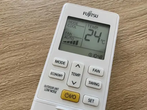 Télécommande Fujitsu pour le réglage clim. La température est affichée à 24°C.
