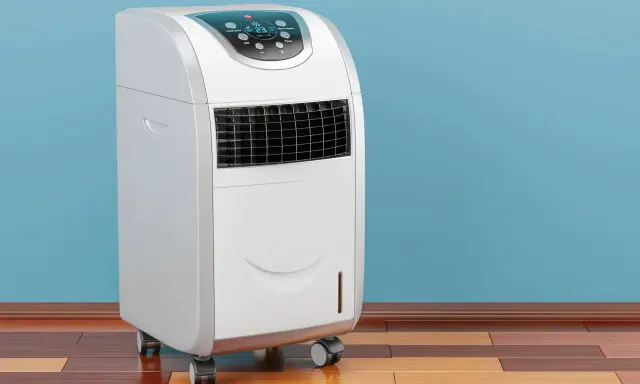 Climatiseur mobile blanc sur roulettes, idéal pour les grandes pièces. Le meilleur climatiseur mobile 12000 BTU pour un confort optimal.