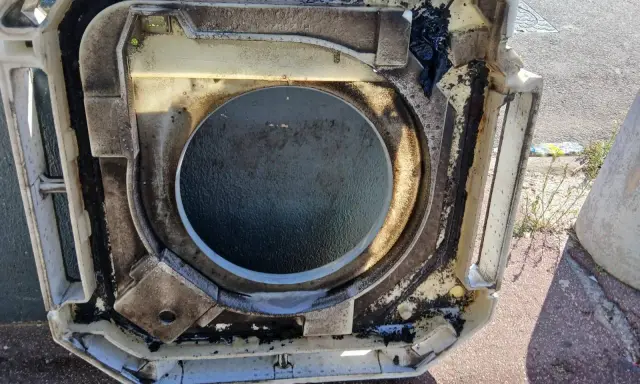 Bac à condensats d'une clim Mitsubishi très encrassé, prêt pour un nettoyage en profondeur.