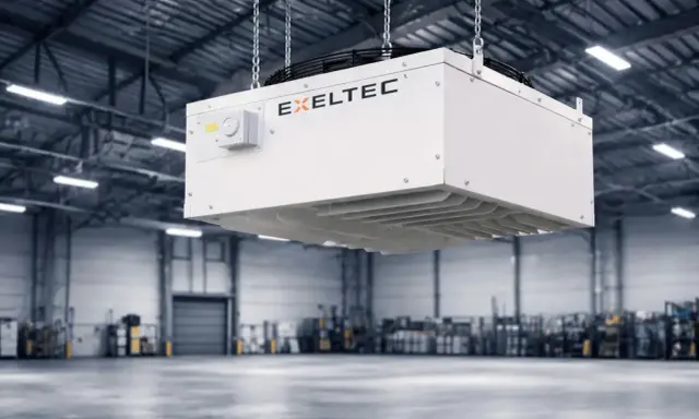 Un déstratificateur d'air EXELTEC, suspendu dans un entrepôt, assure une circulation d'air homogène pour un confort optimal.