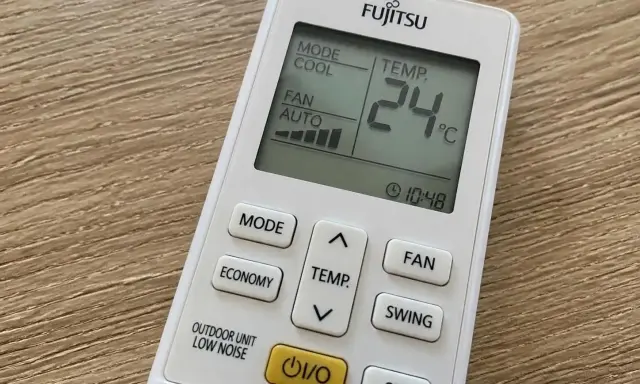 Télécommande Fujitsu pour le réglage clim. La température est affichée à 24°C.
