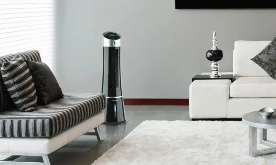 Ventilateur tour noir, solution pour la consommation clim mobile. Un salon moderne avec canapé et tapis blanc.