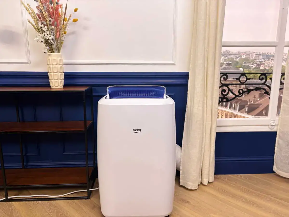 Climatiseur Beko blanc, discret et efficace, pr&ecirc;t &agrave; rafra&icirc;chir votre int&eacute;rieur. Avis positifs attendus pour ce mod&egrave;le.