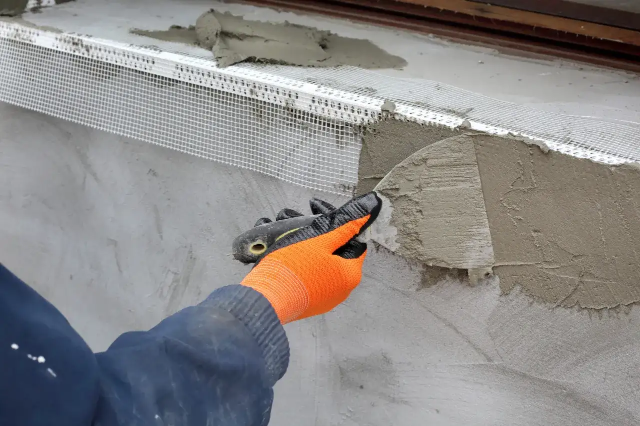 Application d'enduit sur une armature en treillis pour l'isolation ext&eacute;rieur.