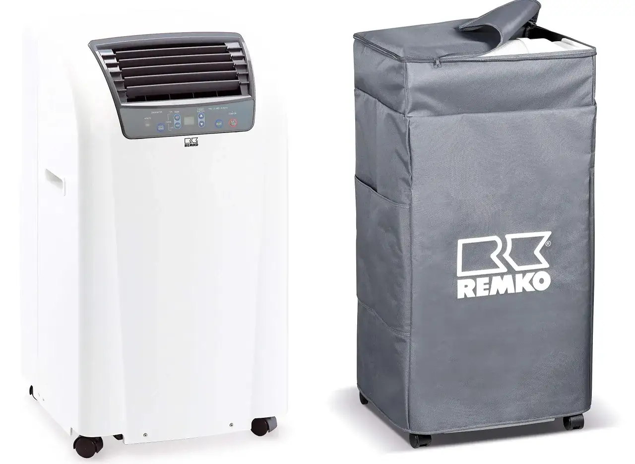 Climatiseur mobile REMKO blanc avec panneau de contr&ocirc;le et housse de rangement grise.