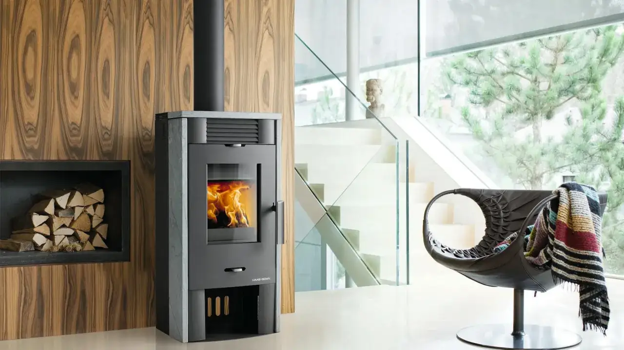 Poêle à bois moderne avec flammes vives. Le chauffage au pétrole présente des avantages et inconvénients, mais ce poêle offre une ambiance chaleureuse.
