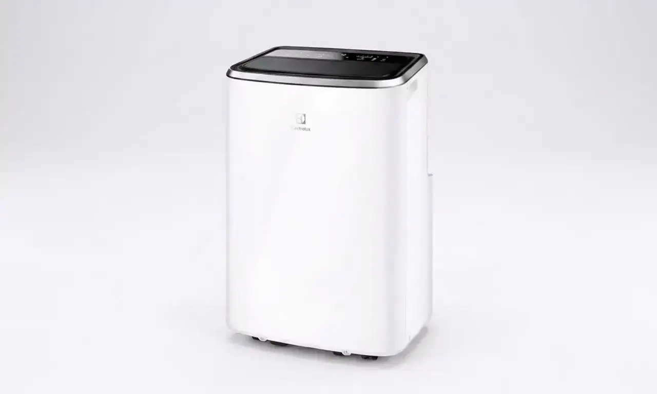 Climatiseur mobile Electrolux EXP34U338CW blanc, avec panneau de commande tactile noir et logo Electrolux.