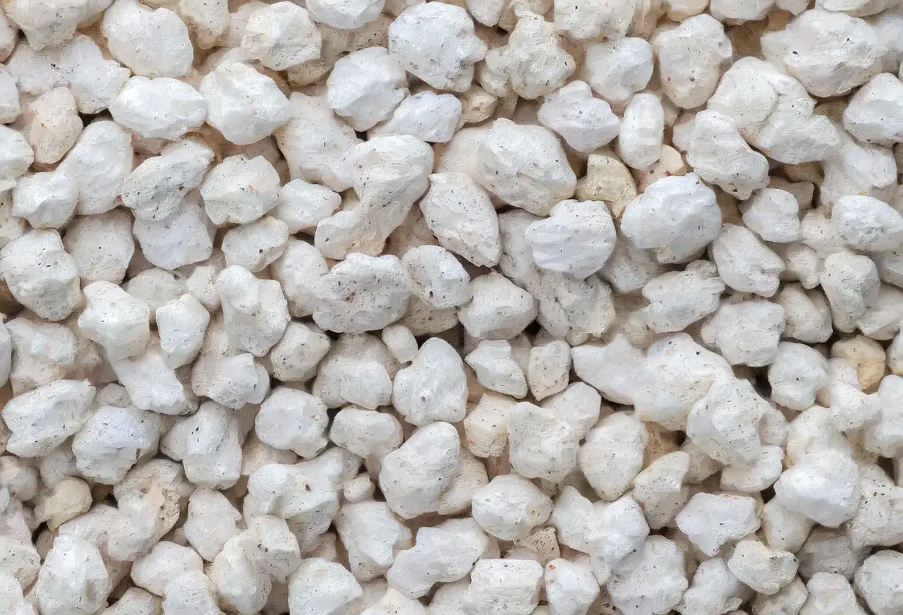 Gros plan sur des granul&eacute;s blancs et irr&eacute;guliers, parfaits pour la perlite isolation.
