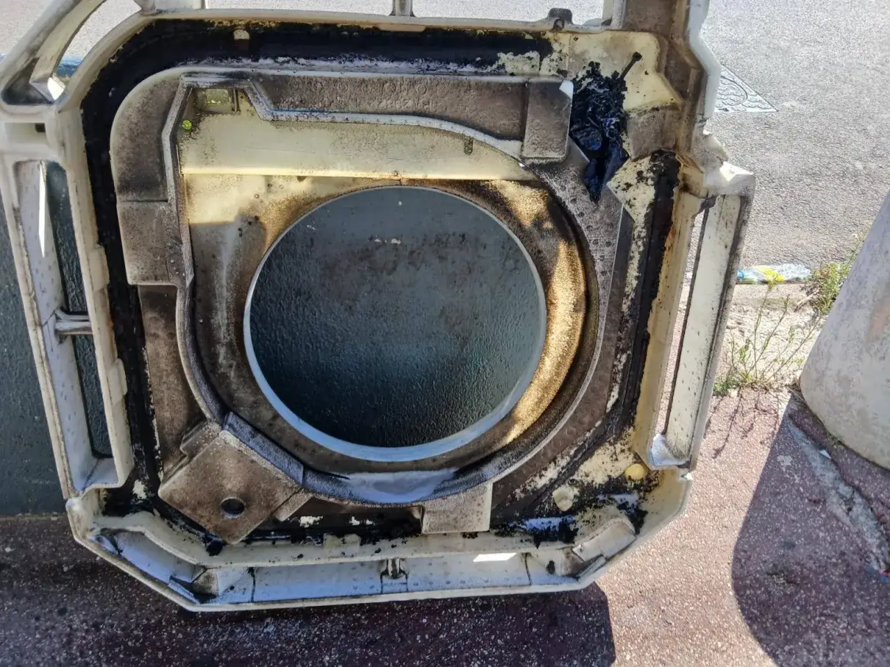 Bac &agrave; condensats d'une clim Mitsubishi tr&egrave;s encrass&eacute;. Il est temps de nettoyer pour un bon fonctionnement.