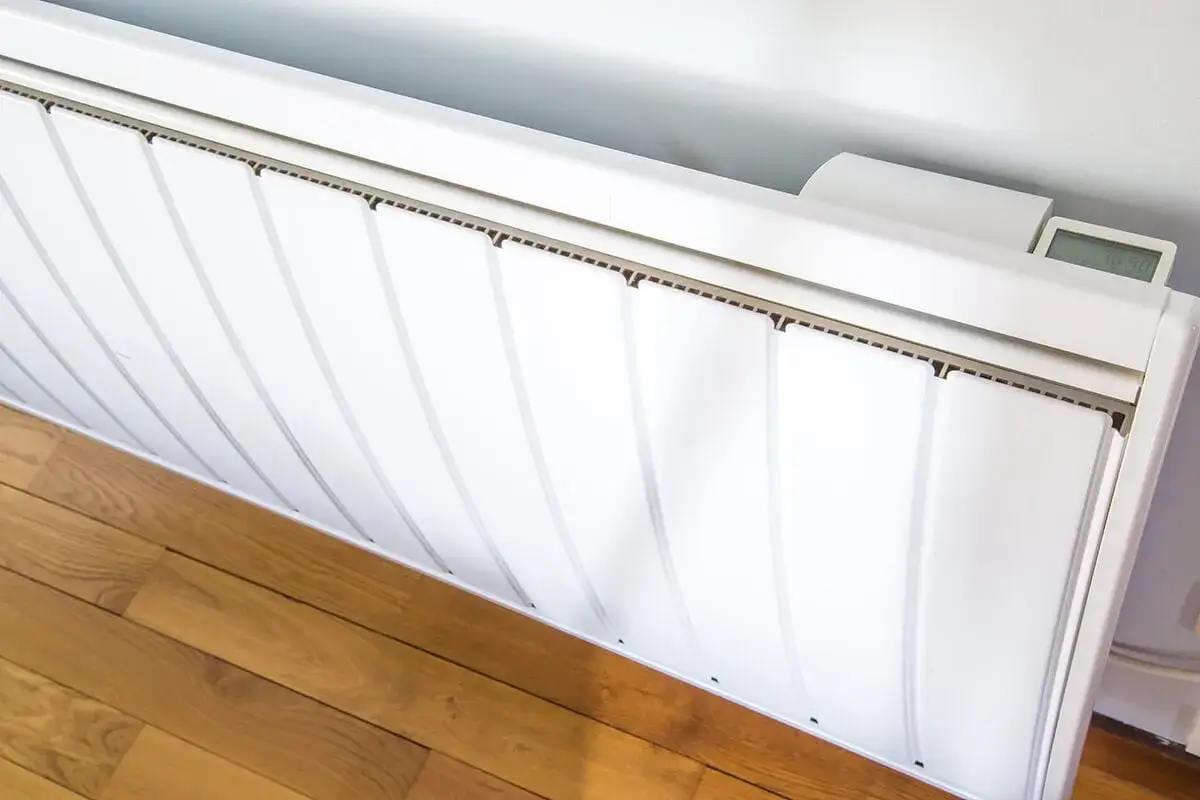 Radiateur &eacute;lectrique blanc moderne, id&eacute;al pour un meilleur radiateur &eacute;lectrique pour DPE. Affichage num&eacute;rique de la temp&eacute;rature.