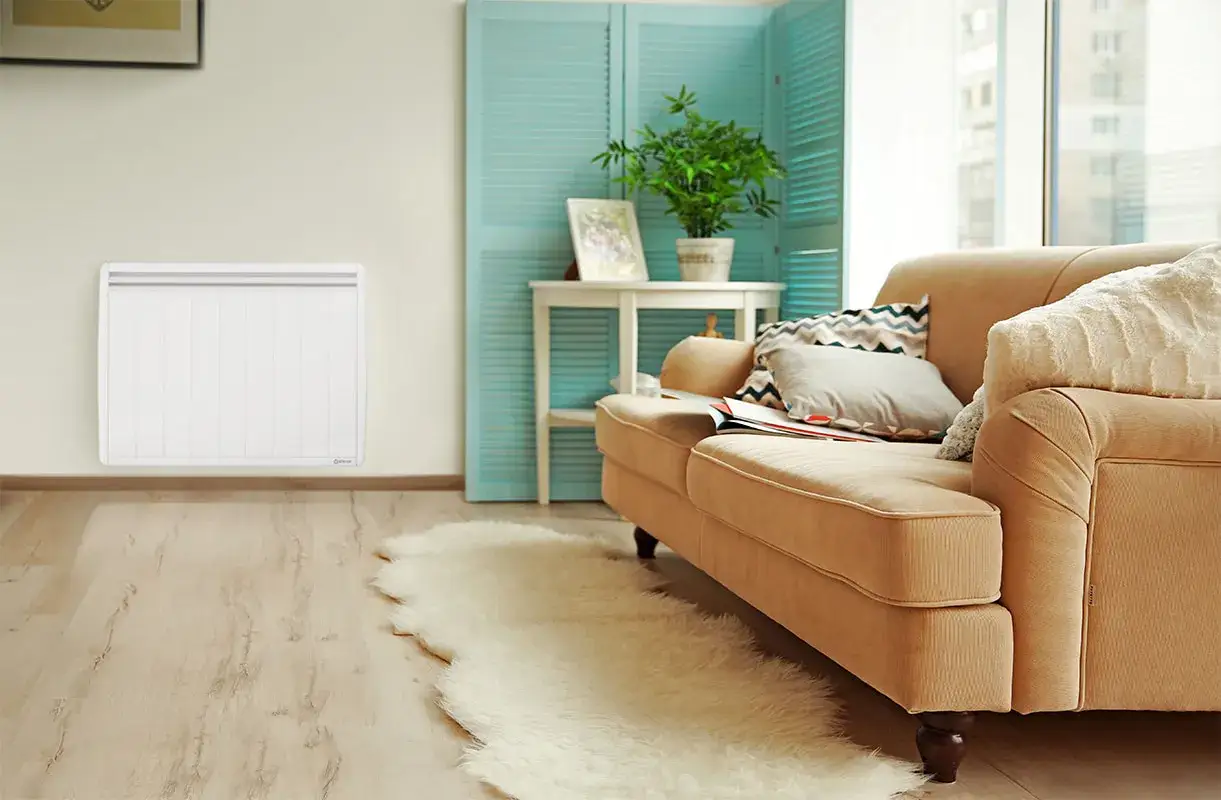 Un salon cosy avec un radiateur fonte ou céramique blanc mural, un canapé beige et un tapis shaggy.