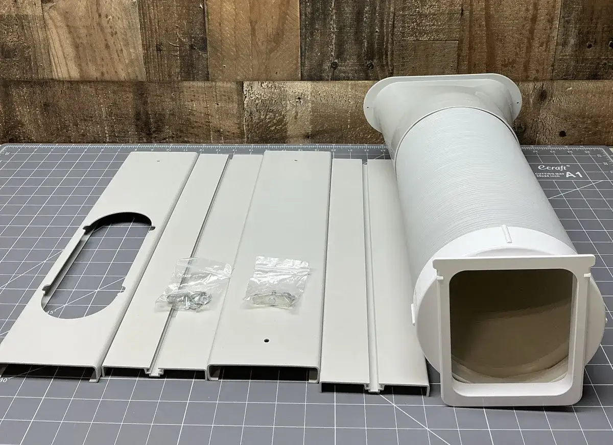 Kit d'installation pour climatiseur Black et Decker : tuyau d'&eacute;vacuation et panneaux ajustables.