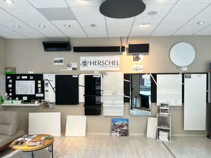Panneau de chauffage infrarouge HERSCHEL, noir et blanc, avec des modèles variés exposés sur un mur.